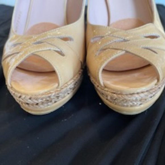 Stuart Weitzman Cream Tan Patent Leather Wedge - Size 7.5 - Picture 3 of 12